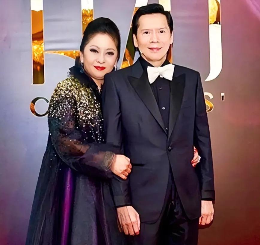 1982年，向华强带着女朋友陈岚回家，见了他当时的老婆丁佩。陈岚直接拉着丁佩的手