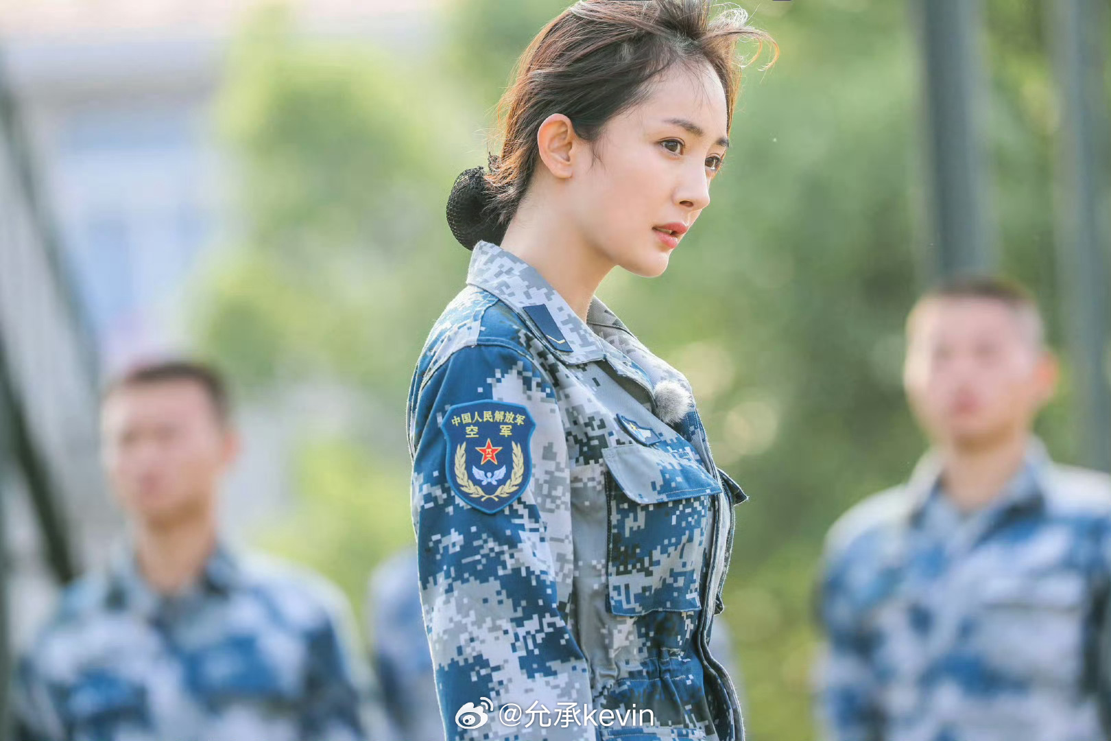 突然梦回《真正男子汉2》了。王威精心保存杨幂亲笔画杨幂