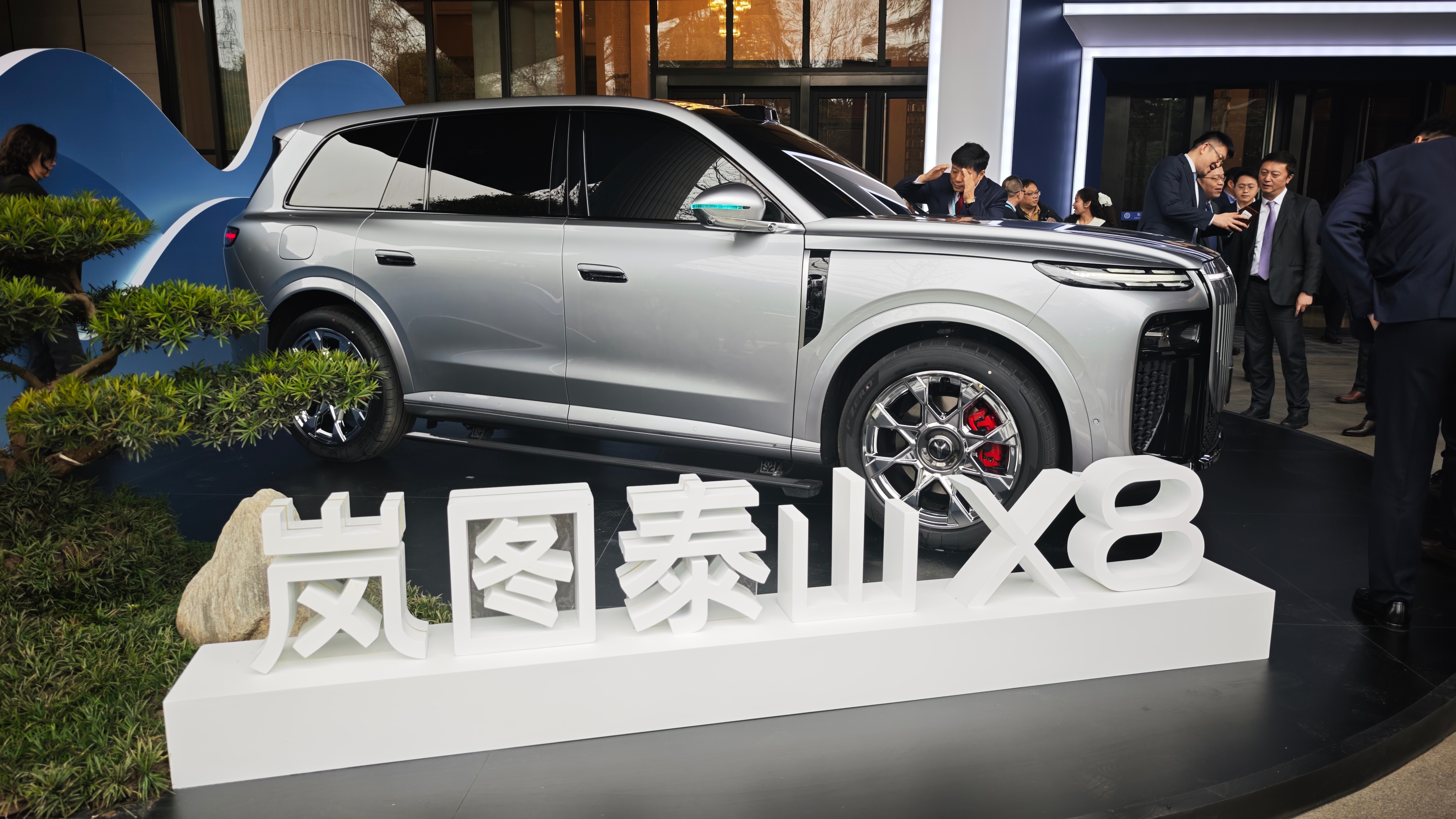 岚图港股 这回看清楚了，股票代码07489.HK~另外，为啥没人发泰山X8？岚图