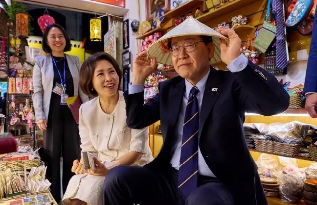 出身贫寒的韩国总统李在明是全球最接地气的总统。‌他从工厂童工逆袭为总统，凭借亲民