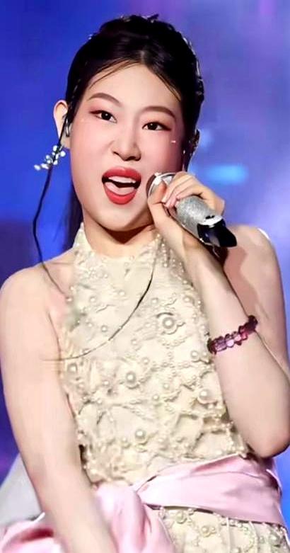 如果我是小沈阳，看着沈佳润这会儿想进圈，我高低得拦着，先逼着她把大学读完。
为什