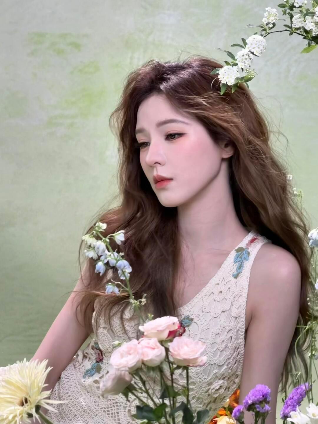 张予曦挂粉丝送的拼豆 细心收下粉丝的手工礼物，还特意挂在包上出行，张予曦的细腻与