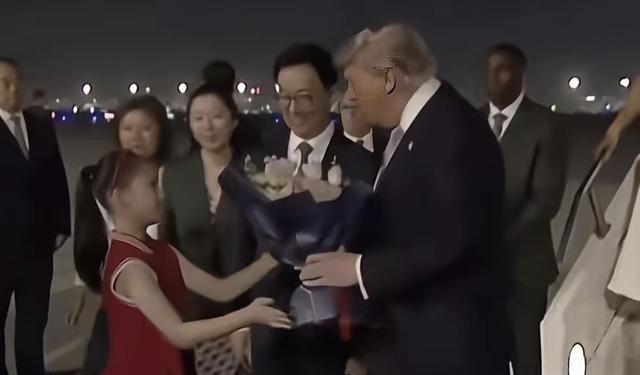 在昨晚的迎接仪式中最让人心里暖暖的，不是整齐的仪仗队，也不是现场热情围观的人群。