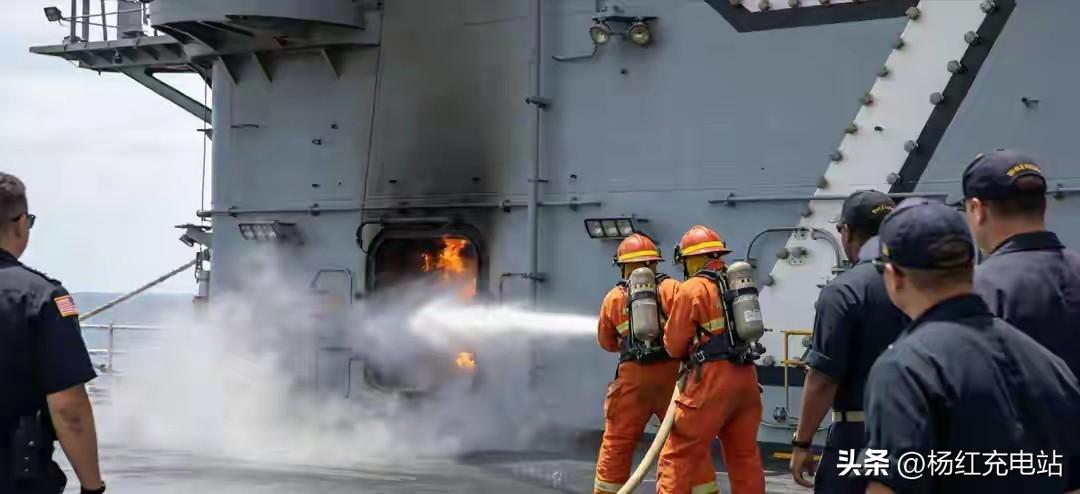 美航母突发大火！连烧30小时瘫港，5700人被扣押，福建舰成全球独一份
 
号称