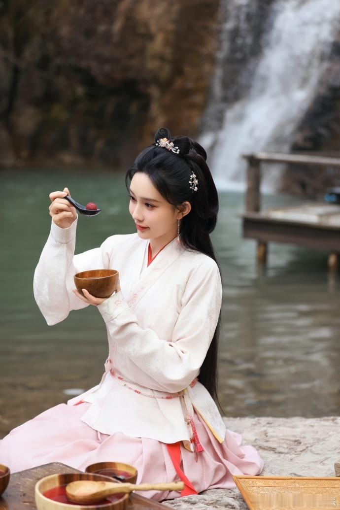 孟子义窦昭一周年纪念剧照孟子义窦昭纪念剧照 一年时光流转，窦昭"护自己周全"的初