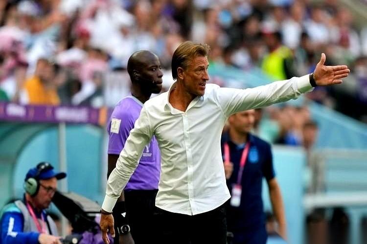 那个曾在世界杯上亲手掀翻梅西的白衬衫主帅勒纳尔，刚被沙特足协扫地出门了。
这个消