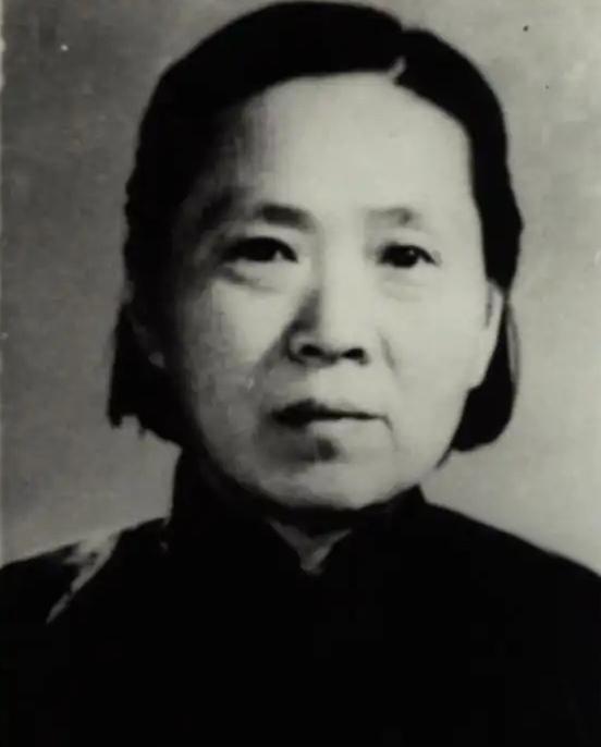 1949年的一天，北京一户普通人家门口，停下一辆军用吉普。开国大将陈赓大步流星走