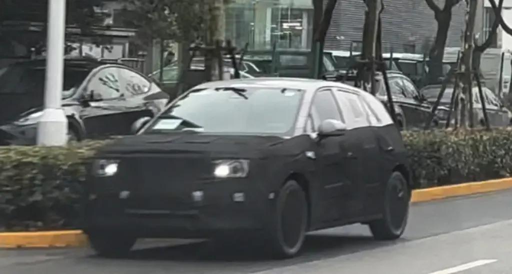 【蔚来第三品牌曝光？什么来头？】
有网友曝光了一组疑似蔚来第三品牌路试车谍照，这