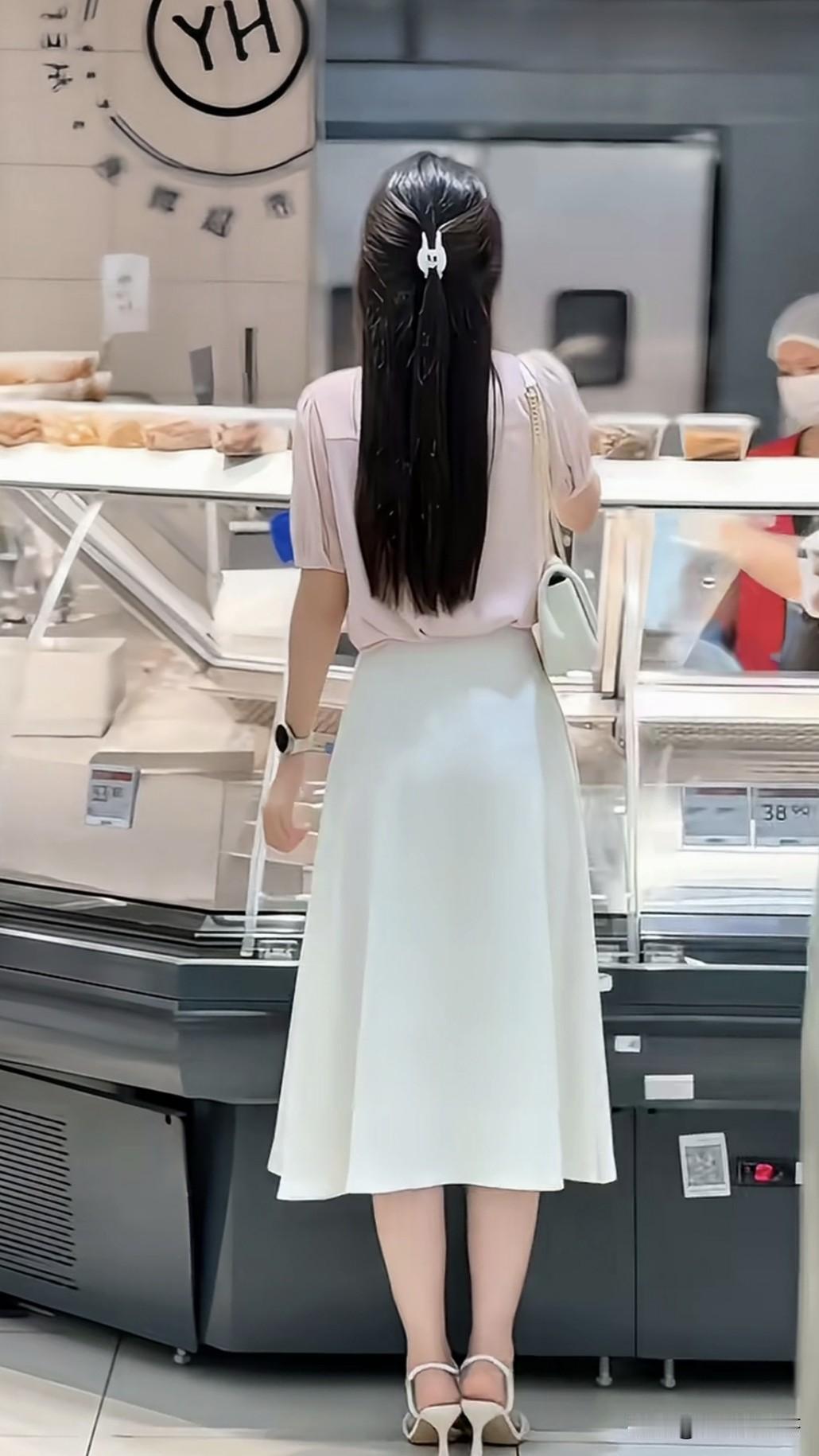现在很少看到穿白裙子的女生了