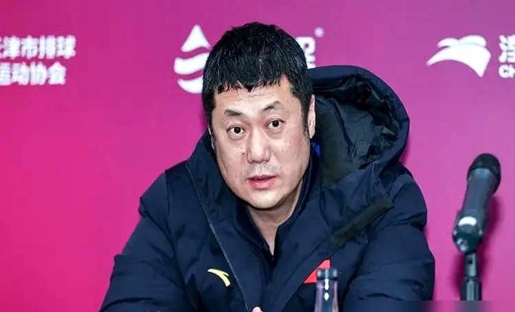 国家队24人大名单公布，杨涵玉，这个名字不在其中。

山东队春训馆里，教练盯着她