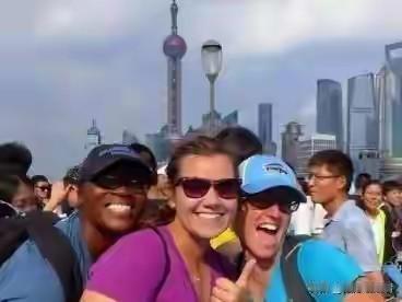 签证到期前出趟境再回来，就又能待上半年了。一家子租着房子住着，孩子给送进公立小学