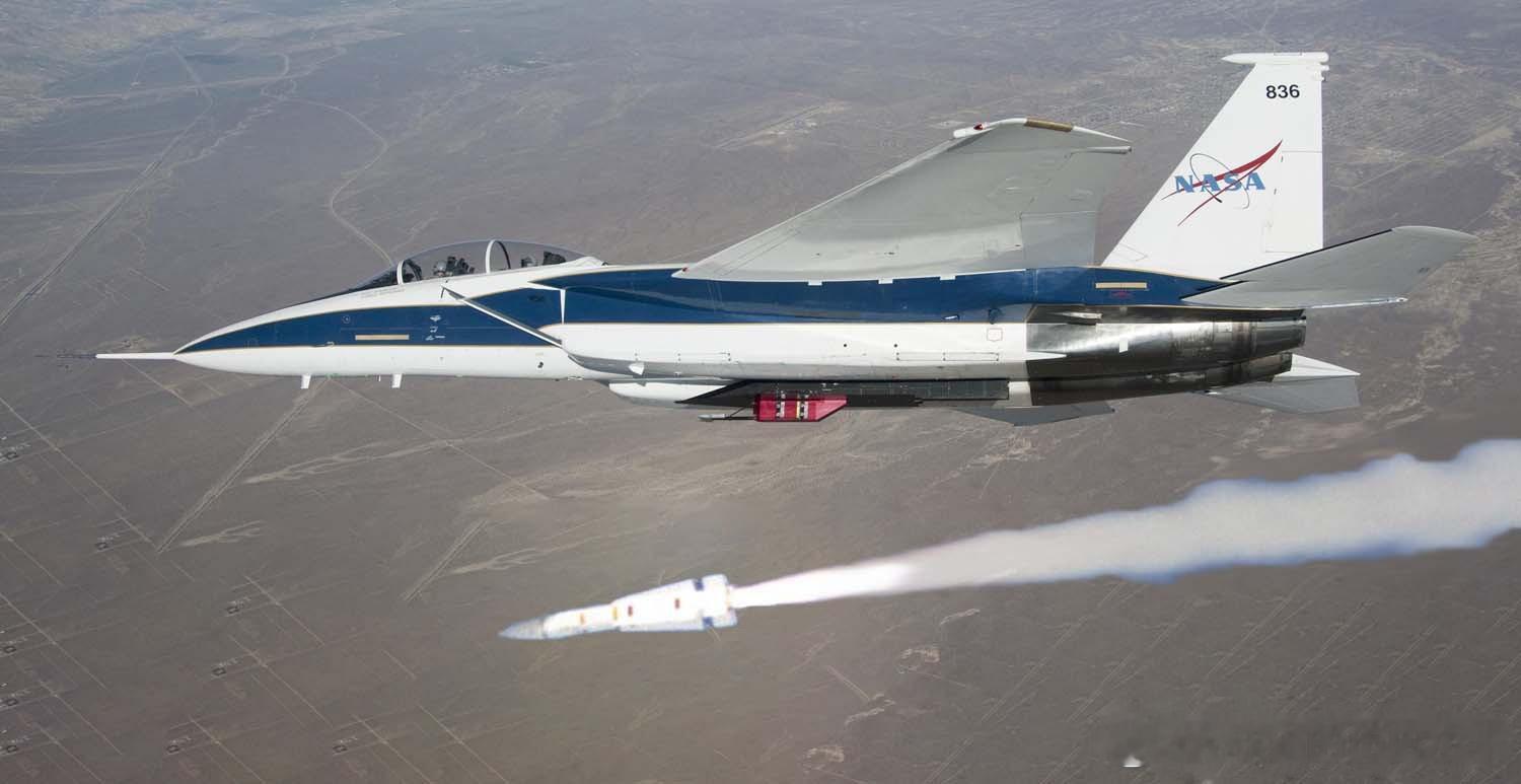 美国NASA的F-15B携带去军事化后的AIM-54C不死鸟超远程空空导弹进行测