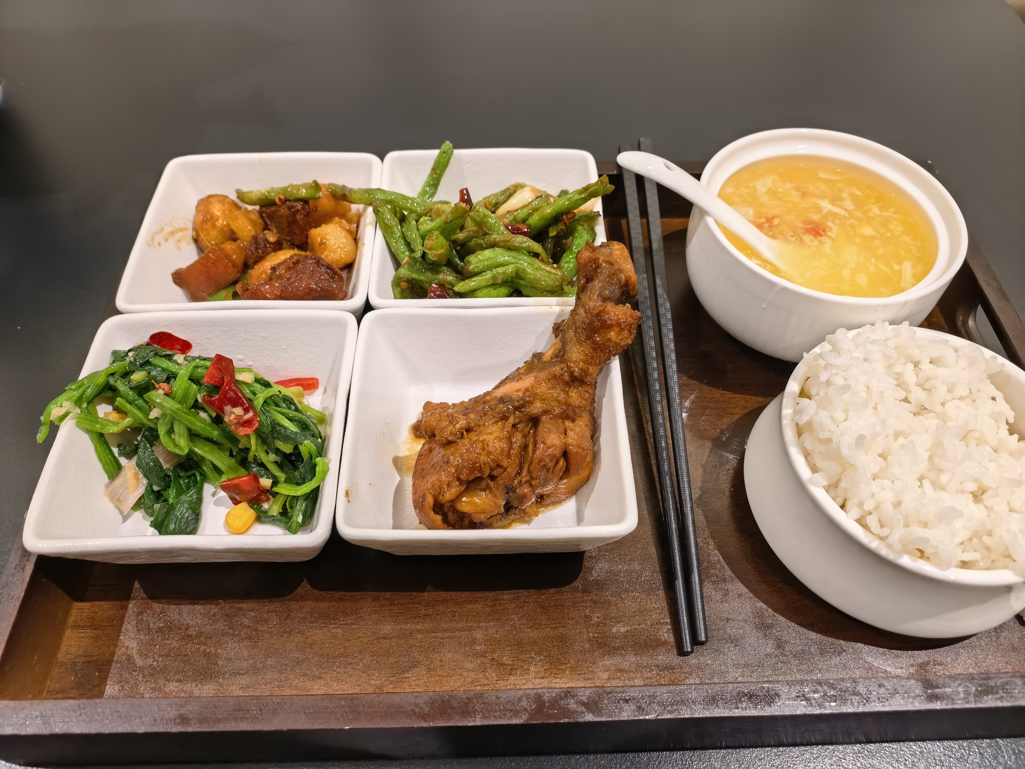 中午来保养享界S9T，吃了鸿蒙智行的饭，还有鸡腿