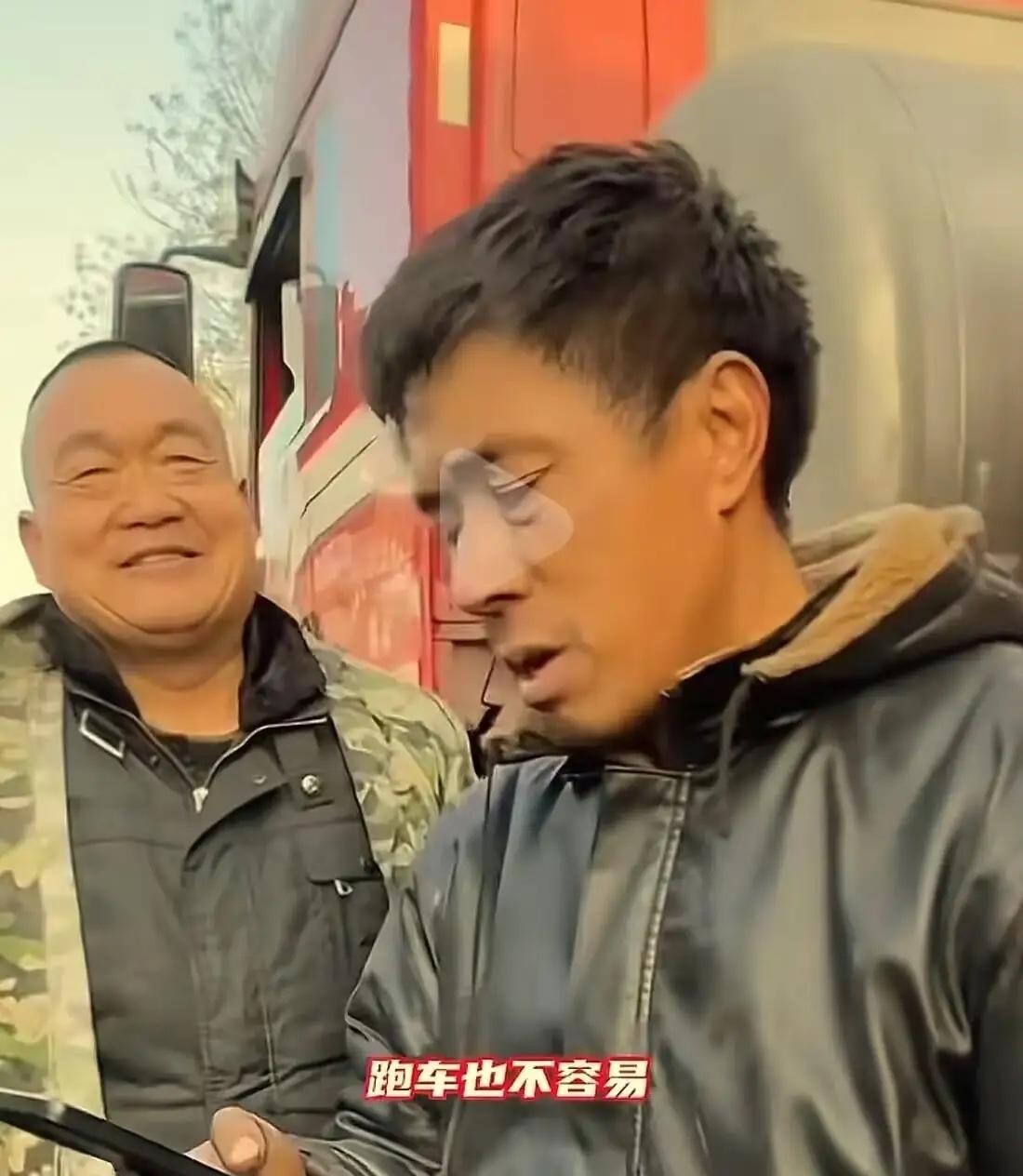 陕西，货车司机开车爆胎，只能喊师傅补胎，提前说好 300 块钱。可是补完胎以后，