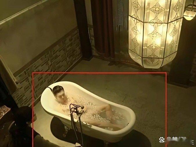 终于知道演员拍浴缸洗澡戏，为什么不拍全身了，远景看着太尴尬了。 ​​​
