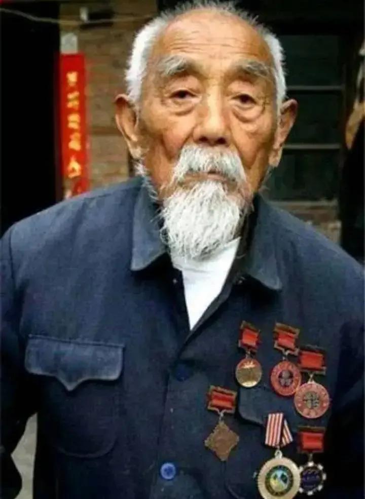 1937年，淞沪会战中，17岁的于德元一看子弹打光了，杀红眼的他提起8斤重的大刀