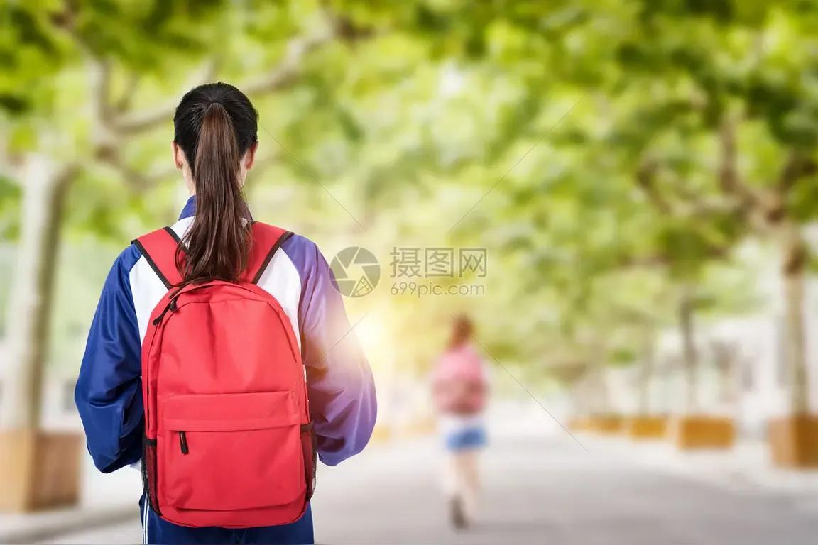 新的一天开始，奋斗的一年也开始。今天孩子陆续开始上学，不管情愿不情愿都得去。人生