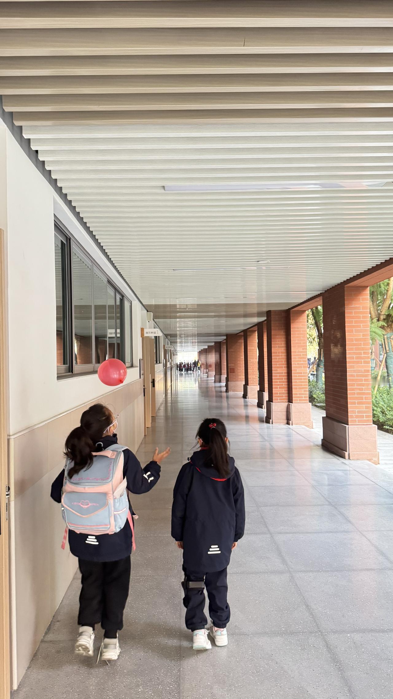 那个曾经连爬都需要学习很久的孩子，如今能够自由行走，能够融入大集体，能够进入校园