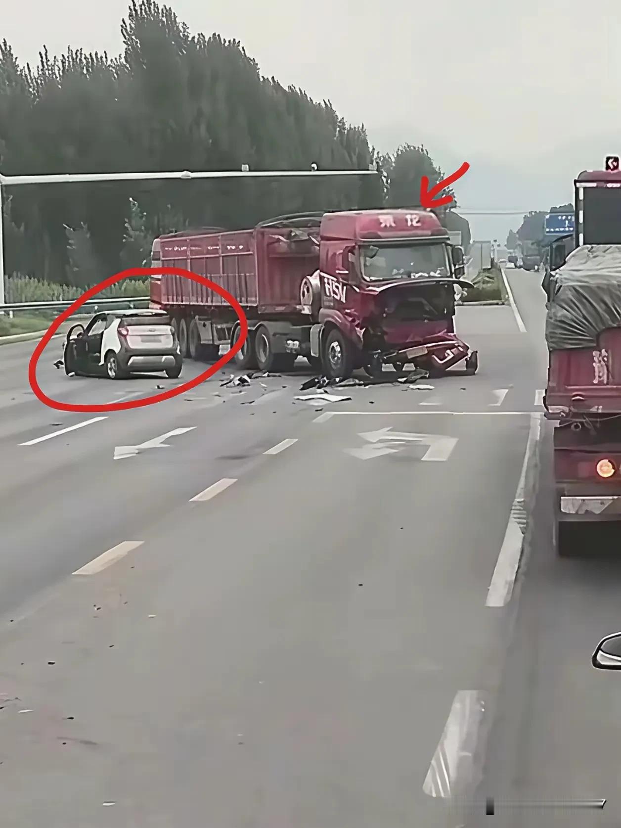 理想i8的这场碰撞测试可真是让自己和乘龙卡车都被推到了舆论的风口浪尖之上。7月2