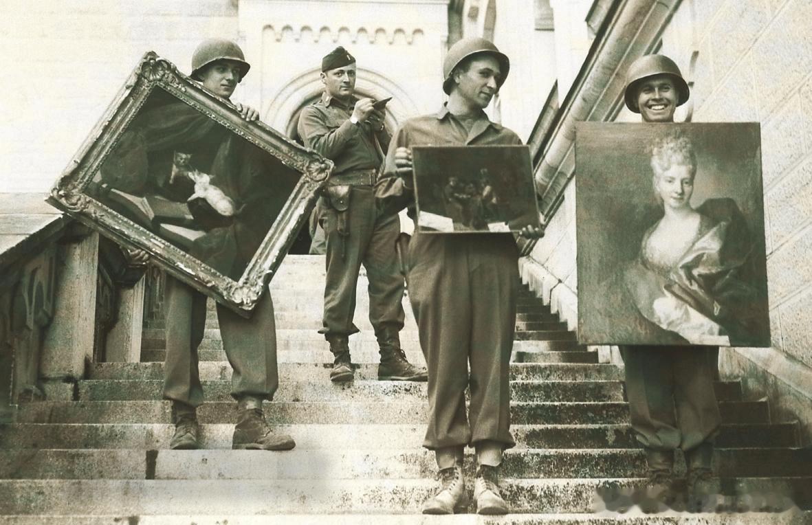 二战美军士兵整理登记德国的名画历史影像