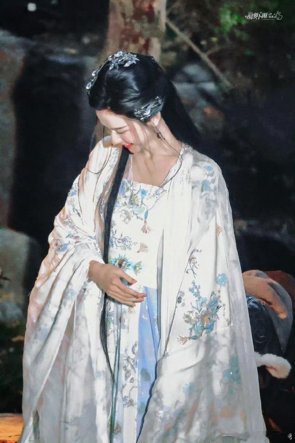 陈都灵鞠婧祎月鳞绮纪造型大赏看到如此权威的两张脸，真的赏心悦目，更加期待这个剧播