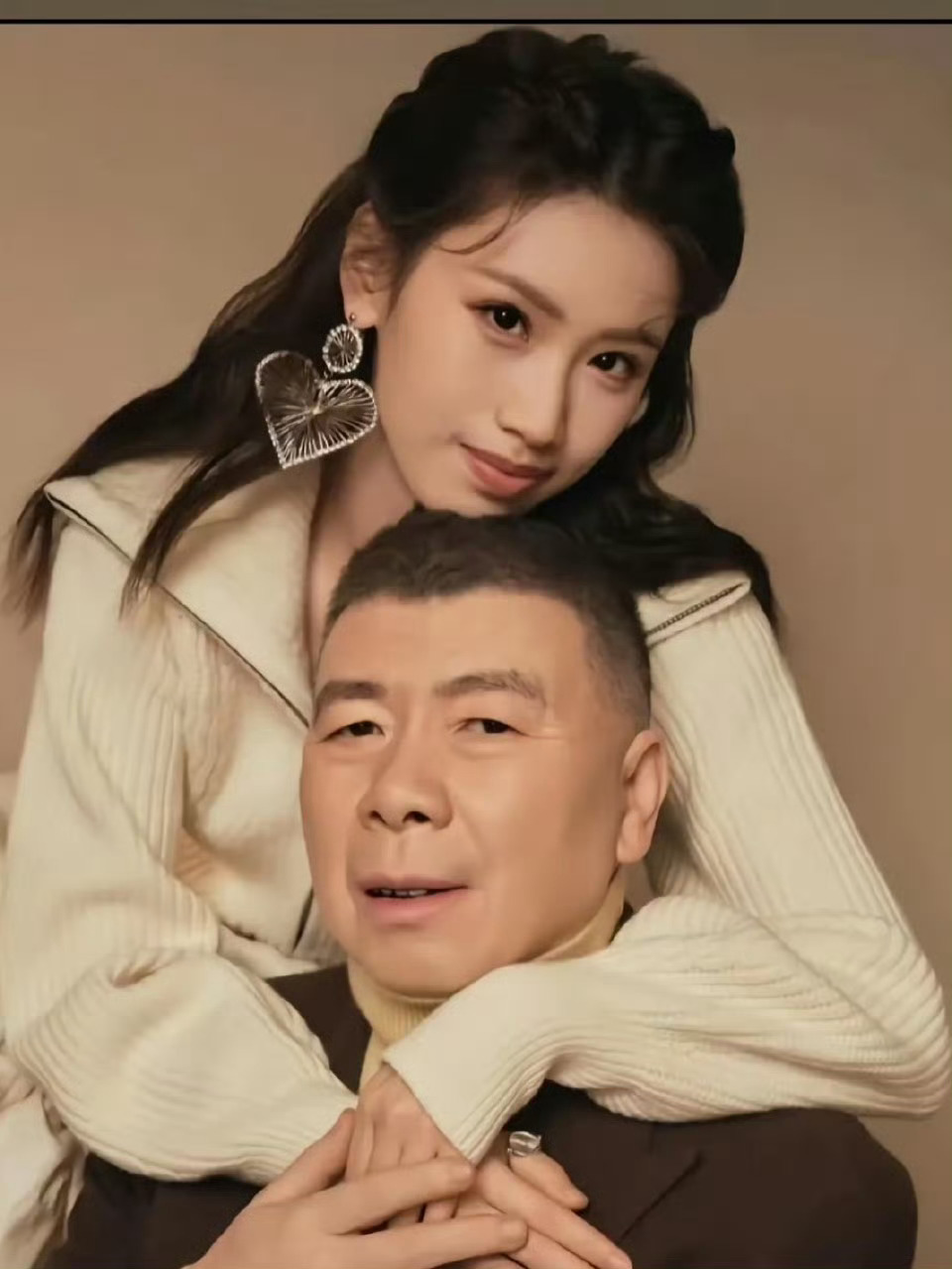 不得不说，这是史上长得最像养父的养女，没有之一！ 