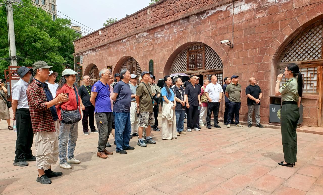 迎七一，成都市蜀都书画院画家参观延安抗大，这里在毛主席和党中央领导下走出了一大批