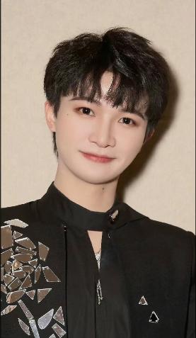终于知道周深
明明长得干净、唱功顶流，温柔又低调，怎么就一直单身？
不是他太挑剔