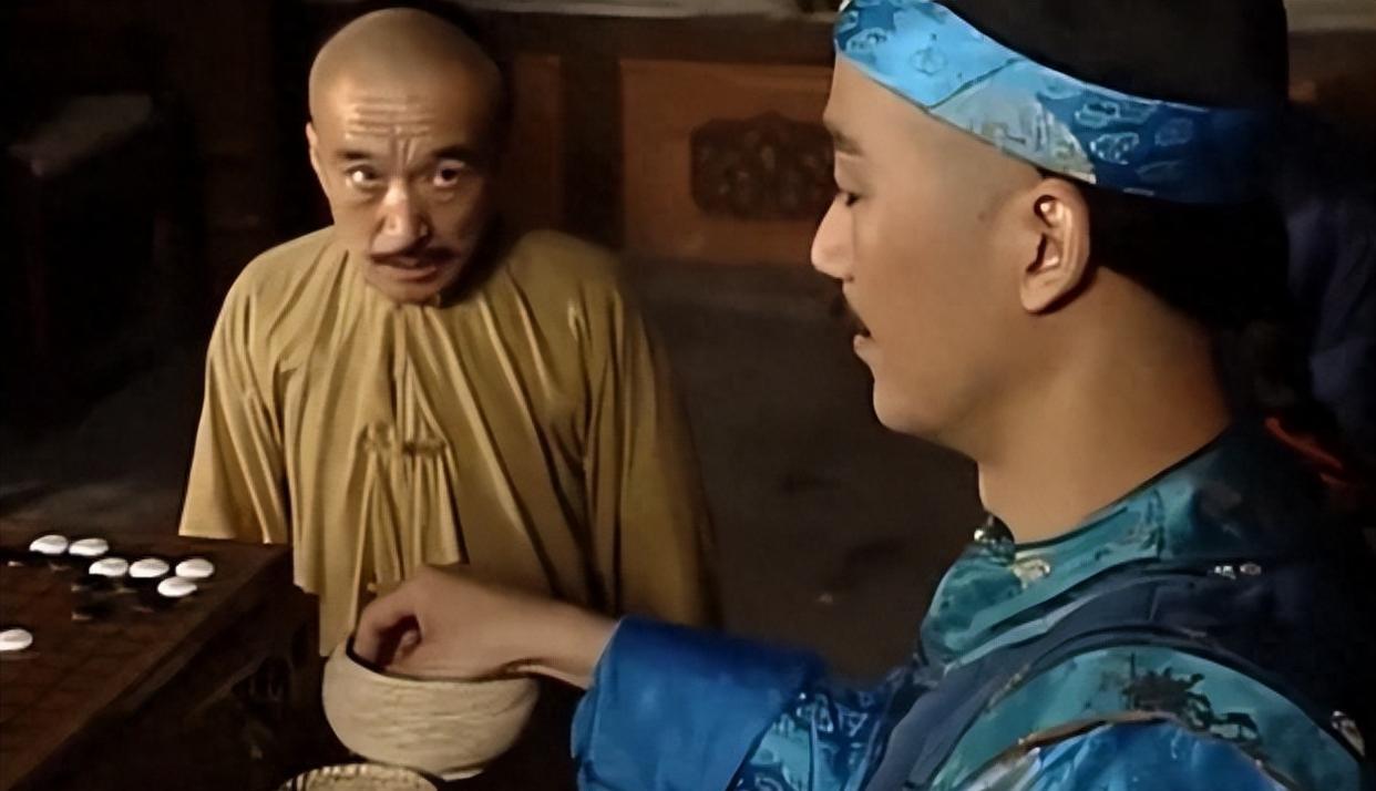 刘墉下棋胜了乾隆，乾隆怒斥：不怕我砍了你？刘塘的回答堪称经典。
 
紫禁城里的棋