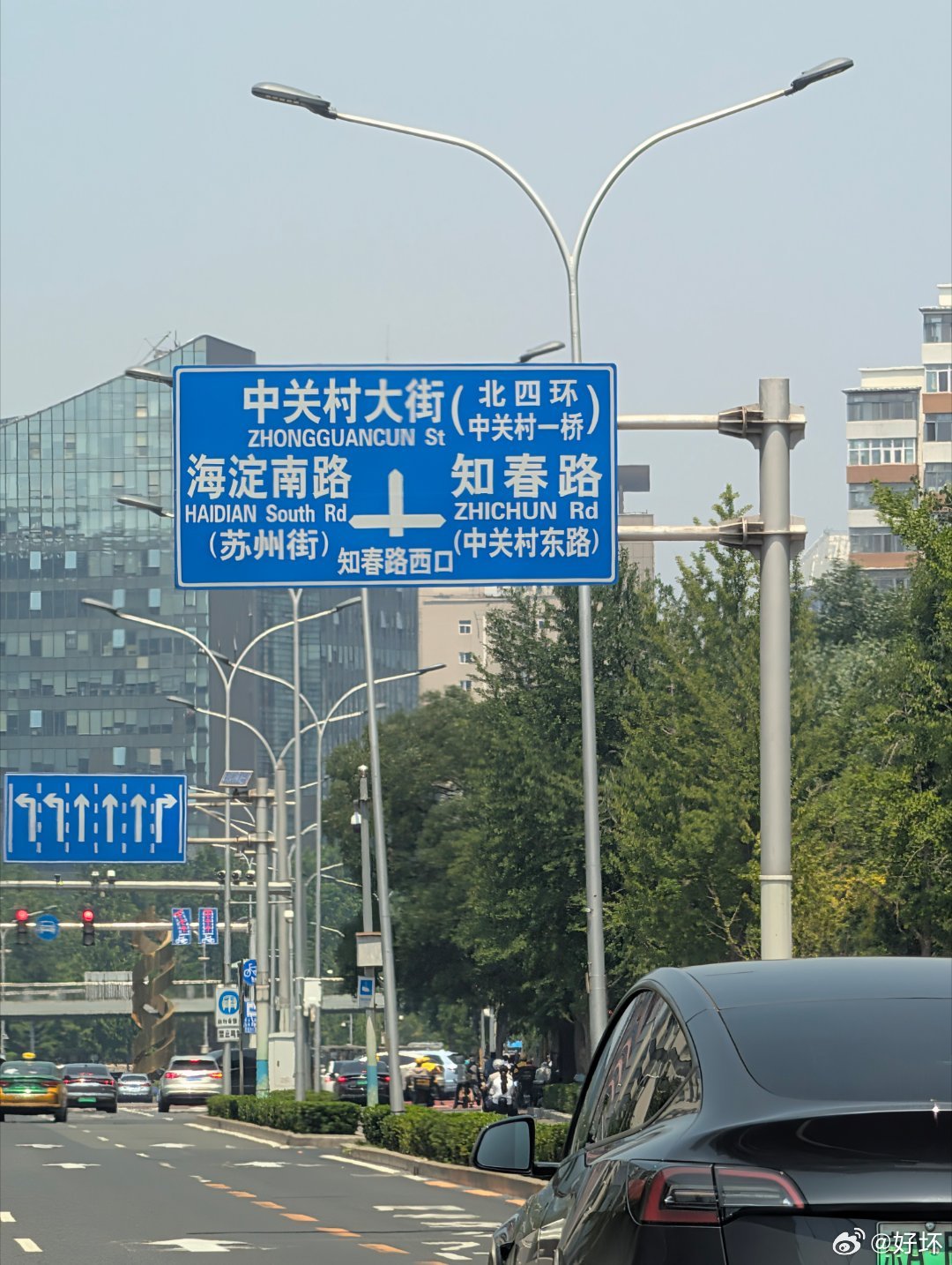 回到了曾经熟悉的地方，走过无数次的街道，早就面目全非，根本认不出来了。啊，是谁偷