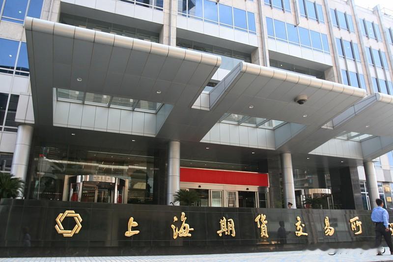 8 月 28 号，上期所消息显示：本周铜库存降低 17120 吨，铝库存减少 1