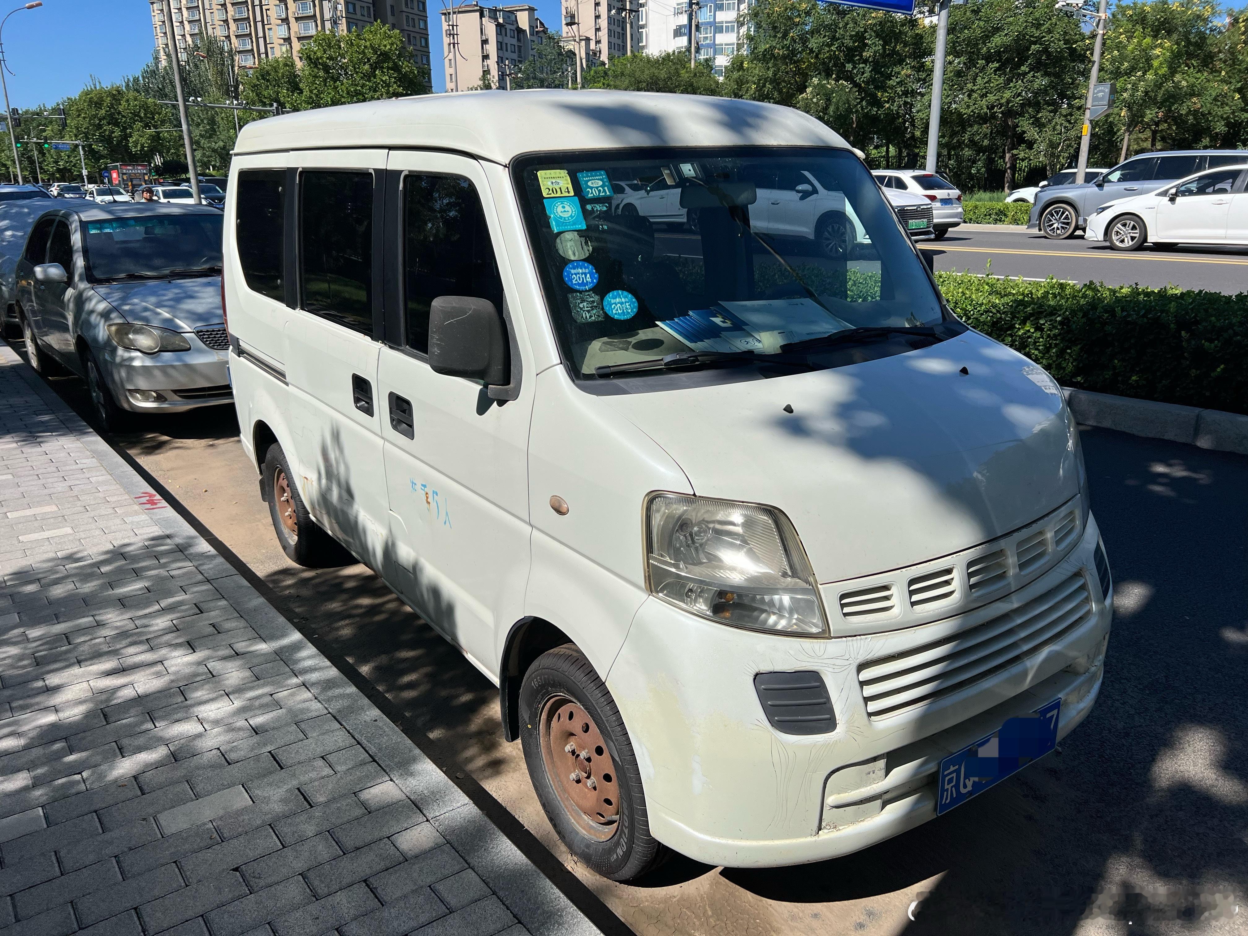 公司门口路边两台日系老旧燃油车。都是当年我比较中意的款，尤其是铃木浪迪，简直是当