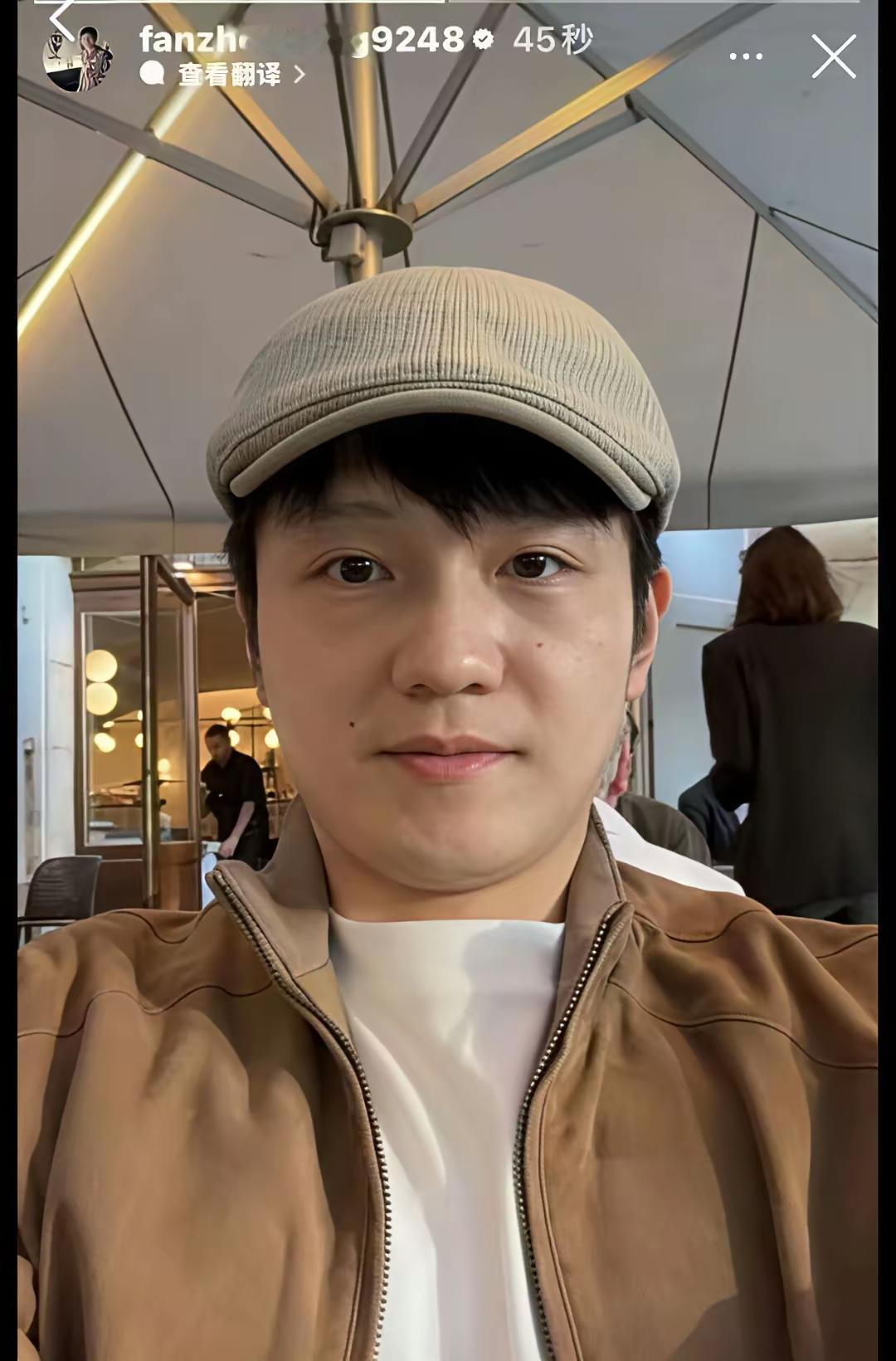 小胖：你们看，波尔的帽子怎么样呢
吴敬平：我的帽子最漂亮
小胖：吴爸爸，徒弟晒帽