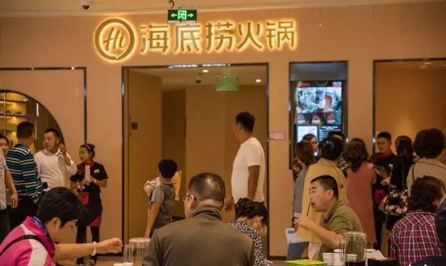 一直以来海底捞的服务都让我们消费者对他们的食品安全很放心，万万没想到....海底