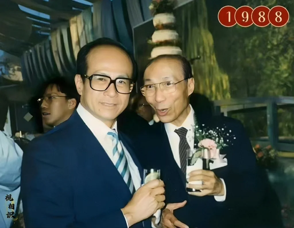 1988年，香港超级富豪李嘉诚和邵逸夫的合影照片，当时两人的事业均是如...