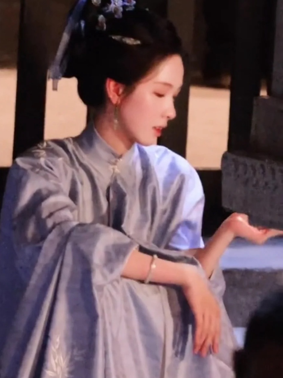模仿工作人员抽烟的嘟嘟 此女别太萌！ 