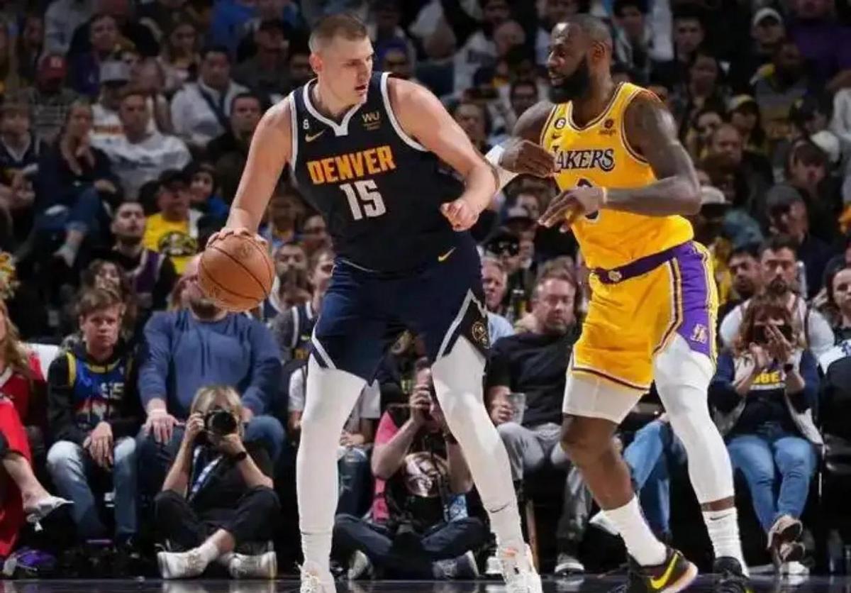 看约基奇打球总有一种强烈的“视觉反差”：明明看着身材臃肿、横移缓慢，为何连勒布朗