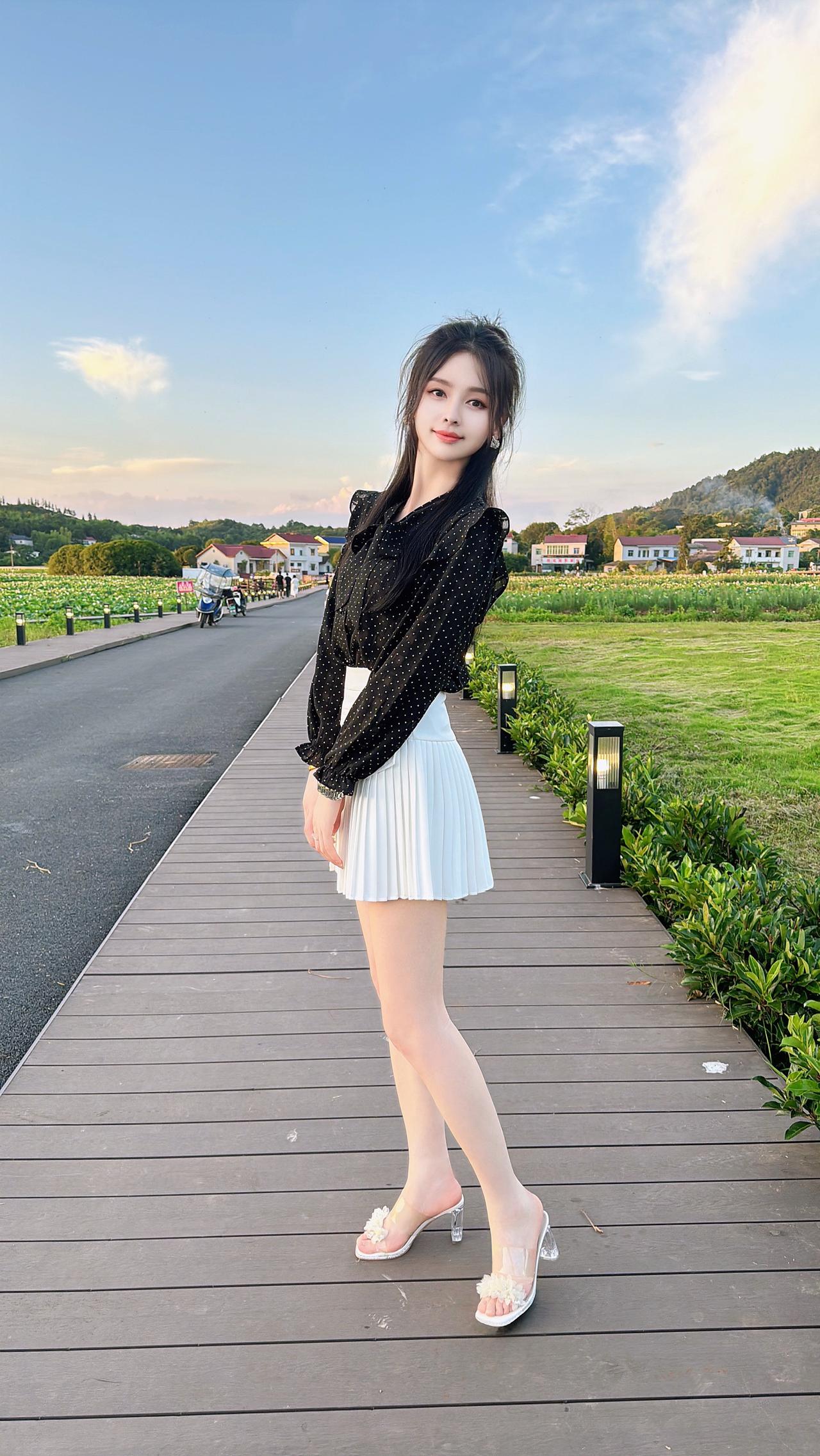 “女人宁愿精致的被人说你是妖精，也不要被人数落你是怨妇，该美的年纪，就美美的。没