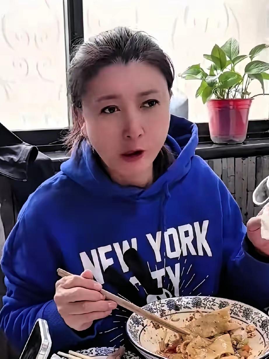 闫学晶吃的是什么东西，看上去非常好吃