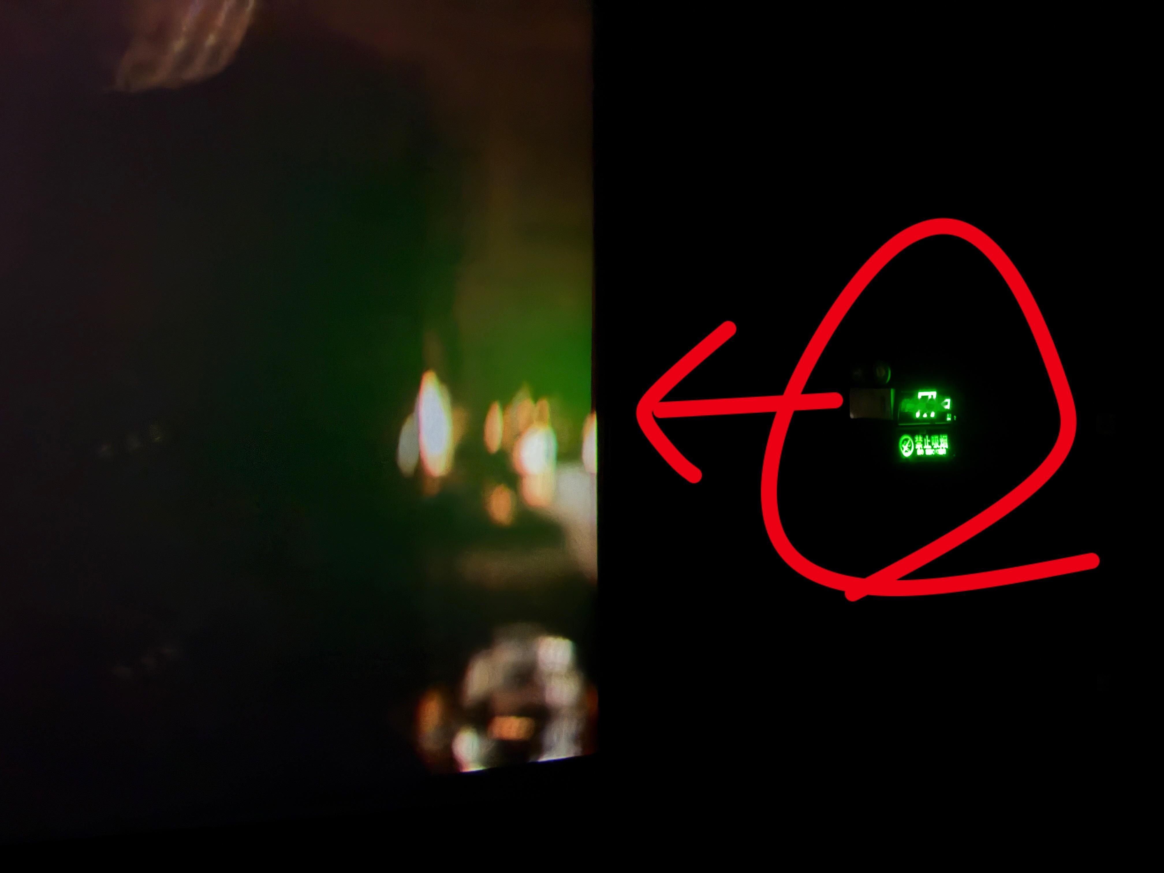 万达影院安全出口提示灯存在的太不合理了，只要画面一暗下去，荧幕就会被照出来一大片