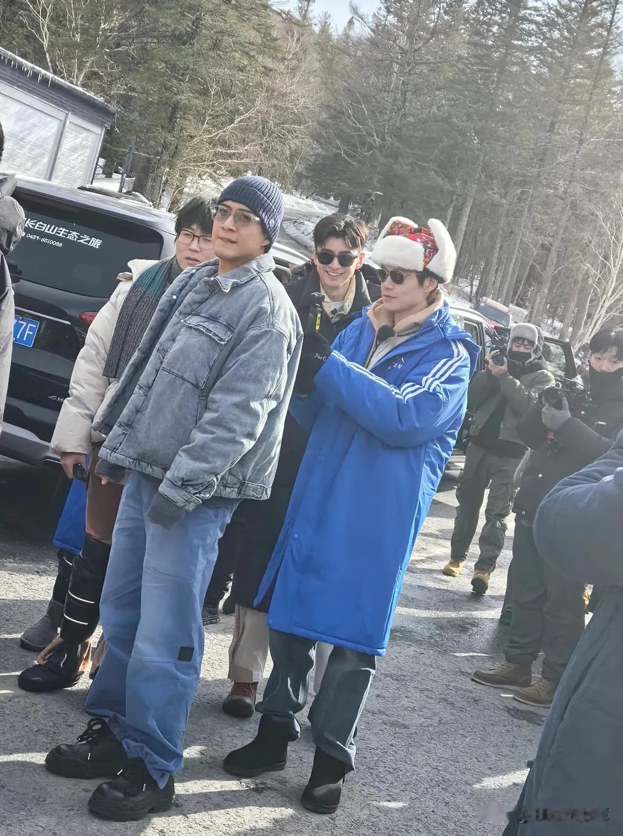 魏大勋、郭麒麟、张云龙、毛不易、韩东君现身吉林长白山天池，据悉是在录制综艺《我们