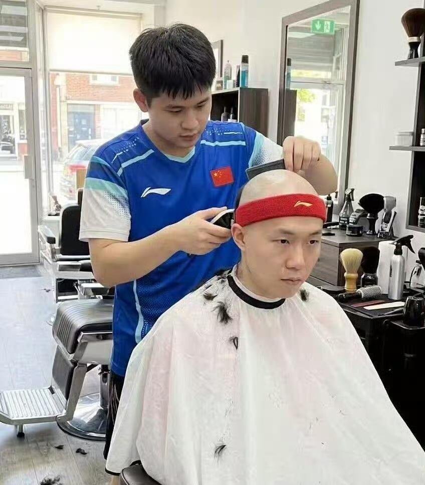 网络上竟然这类图片，一看就是AI做的，不过这也太损了，乒乓球饭圈肆虐不光骚扰林诗