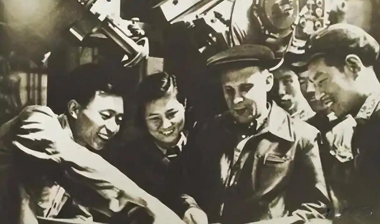 一群乌克兰的顶尖专家，在中国采访镜头前，突然就集体崩溃，哭得像个孩子。
你以为是