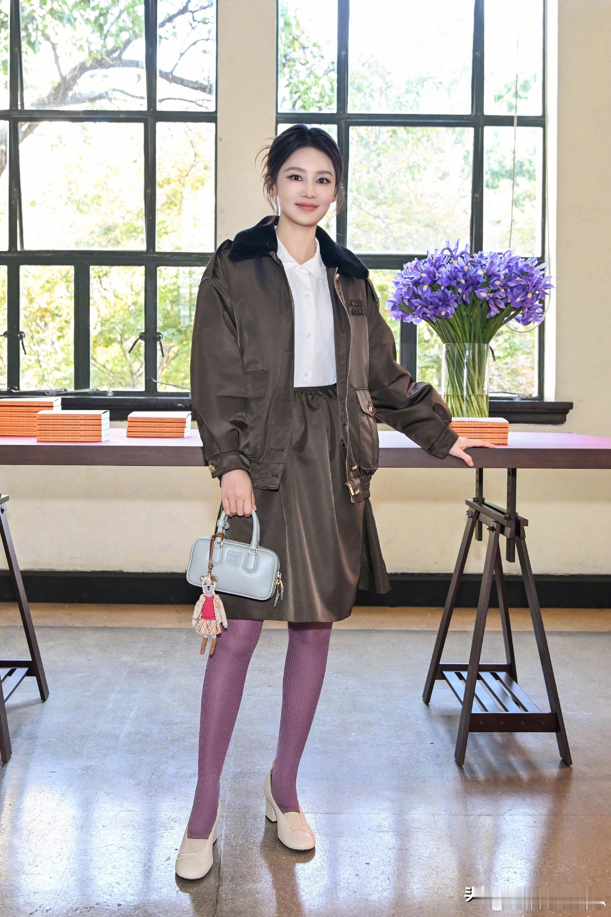 李沁这次有点惊到我了！她出席Miu Miu线下活动时，竟然身穿紫色丝袜亮相，搭配