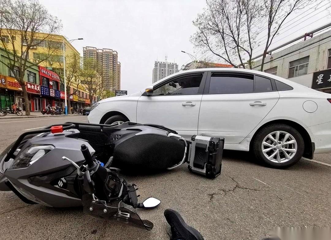 一脚油门，广东一个女人，直接把三个骑摩托的劫匪撞飞了。
一个当场毙命，两个在地上