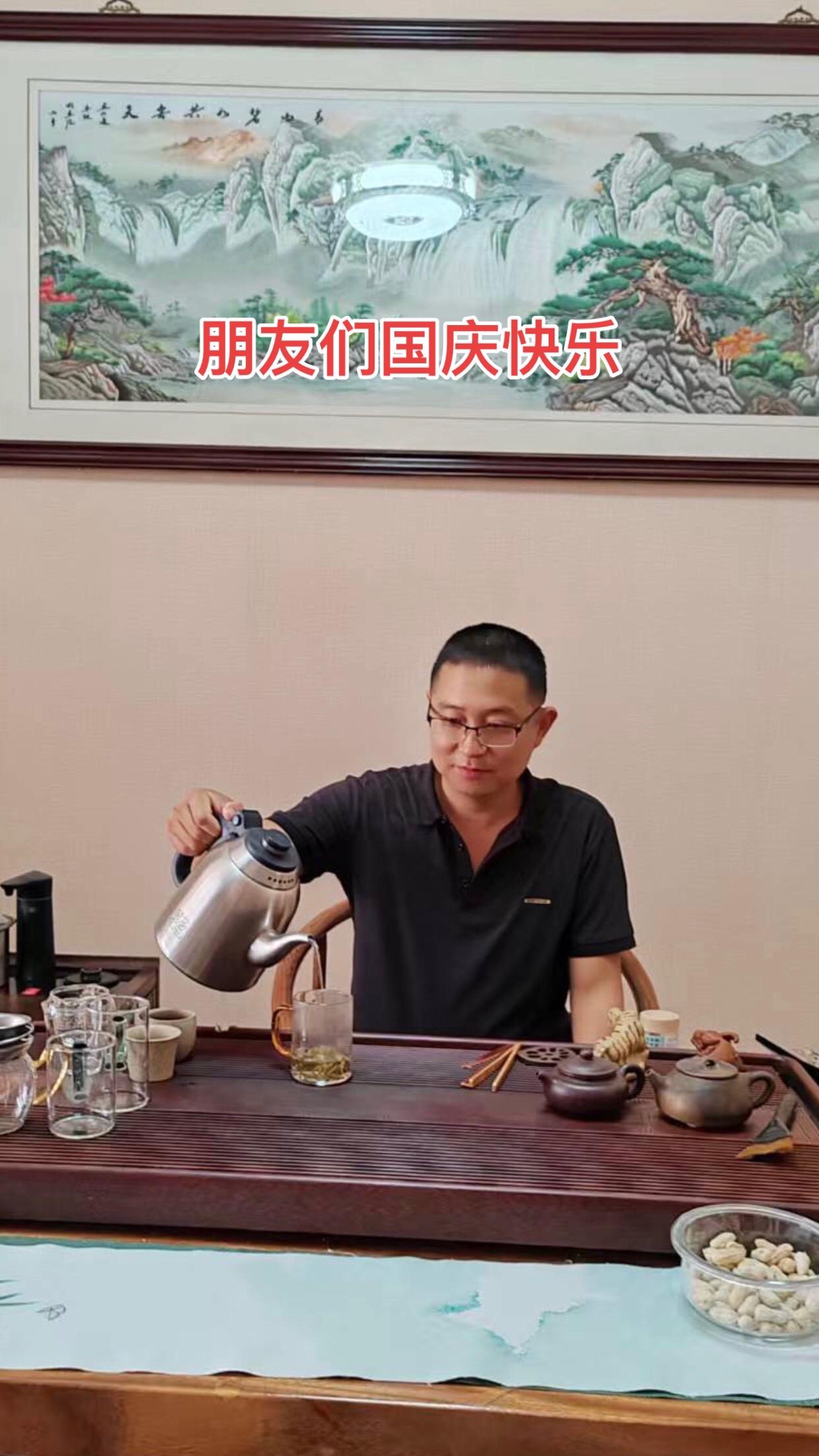 国庆节大部分朋友都放假了，我一直在店里给顾客朋友们装茶、发茶。感谢朋友...
