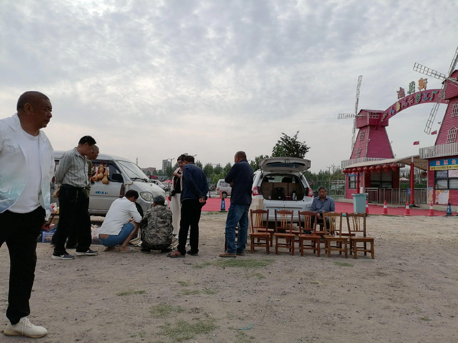 《日进斗金？》      今天去摆摊，万洋古玩集熙攘，李老师早早摆开书...