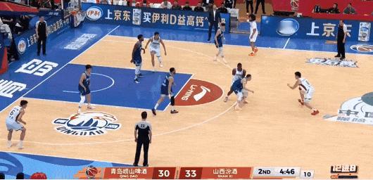 山西超级后卫张宁终于大发神威了！在今晚山西对阵青岛的比赛中，张宁杀入内线撤步中投