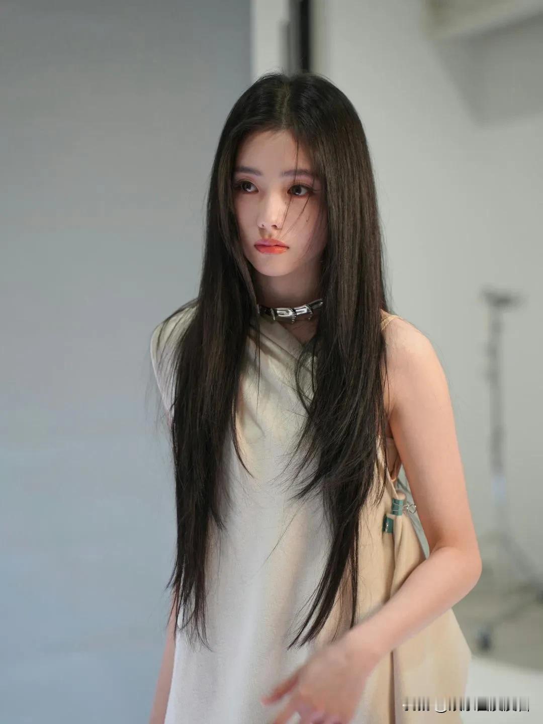 怎么感觉刘浩存的气质一下就改变了，以前觉得她就是一个小女孩，现在居然有一些御姐的