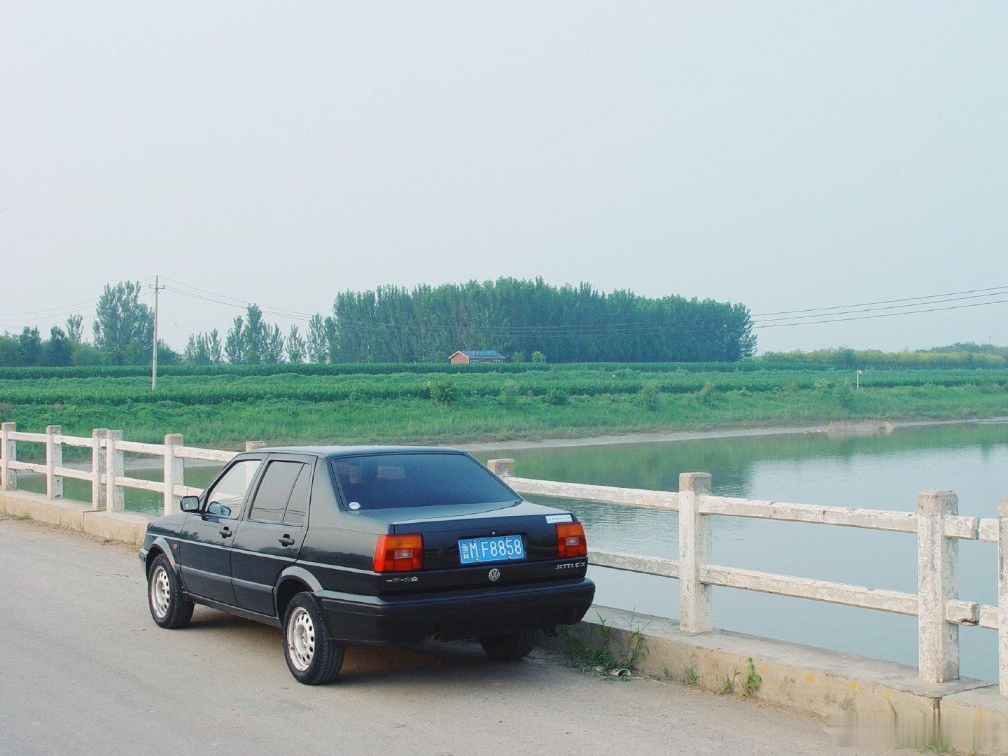 今天竟然在路上偶遇了之前的捷达，由于恶俗贴纸还在所以一眼就能看出来，并且贴纸还变